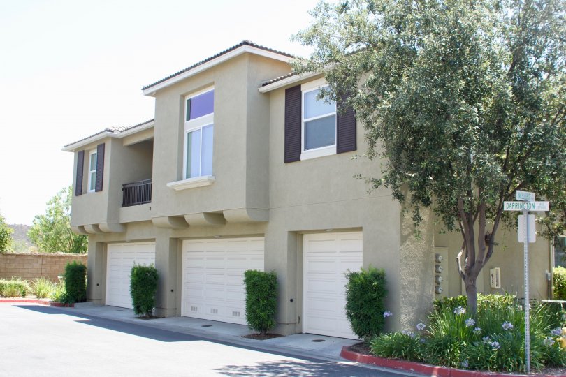 North Oaks murrieta California square shaped building structure with ordered and trimmed decorative plants and tall tree