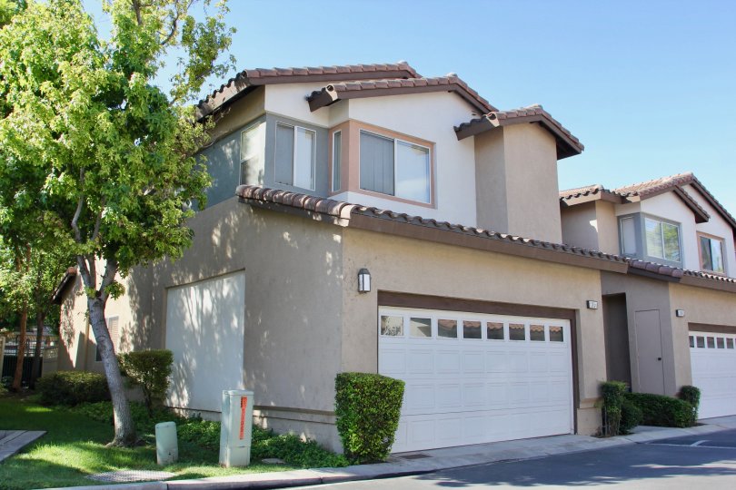 Beautiful villas under a clear sky in Riverside, California