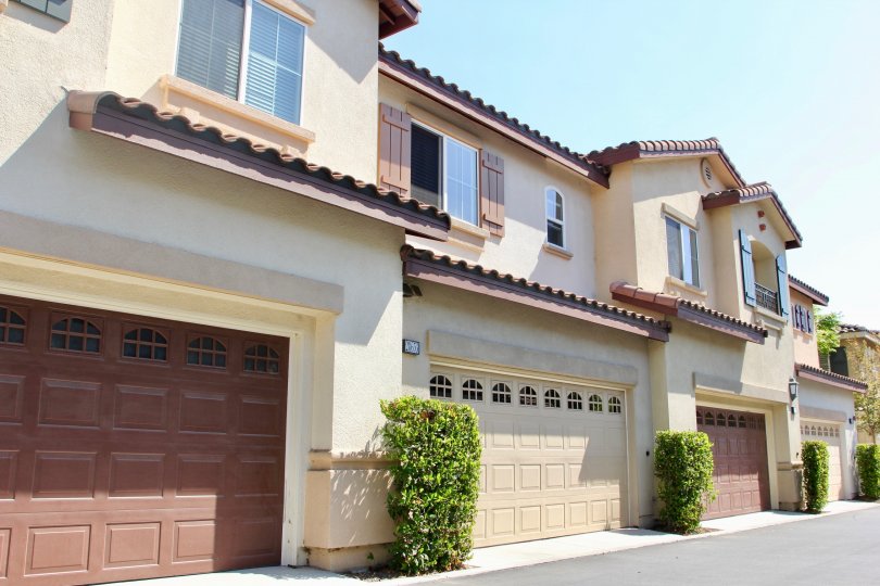 Street view of the apartment buildings in Savannah at Harveston, temecula, California