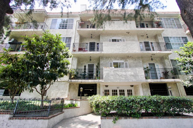 A sunny day at the front part of the 317 S Holt's community in Beverly Center, CA