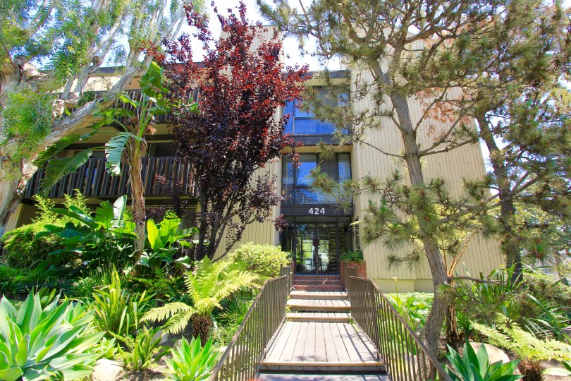 The entrance into the Beverly Palm