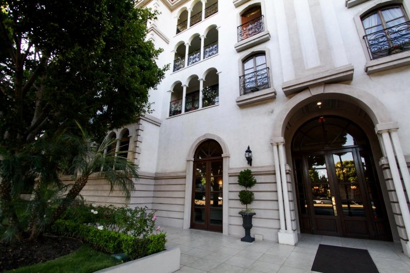 The decoration seen around the entrance into Le Faubourg St Honore