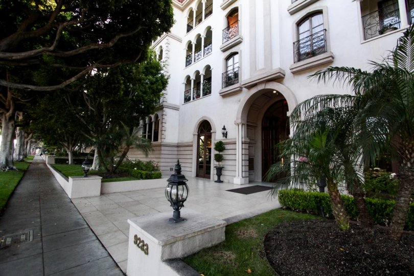 The walkway around the Le Faubourg St Honore in Beverly Hills