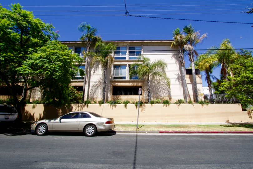 1000 Westgate is a condo building in Brentwood