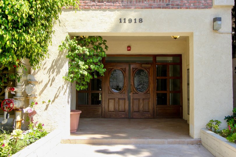 close shot of 11918 kiowa and it's classy door entrance, brentwood, California