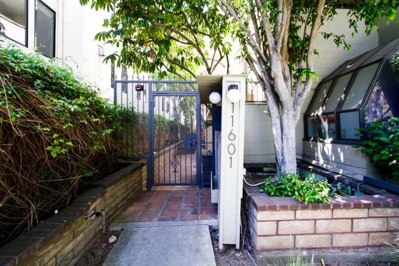Entrance to Brentwood Somerset condos