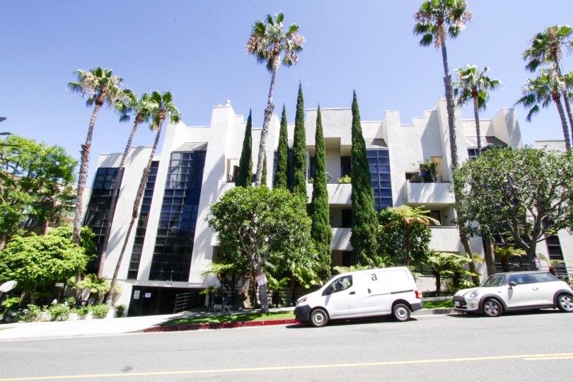 Building view of Brentanna Court condos in Brentwood