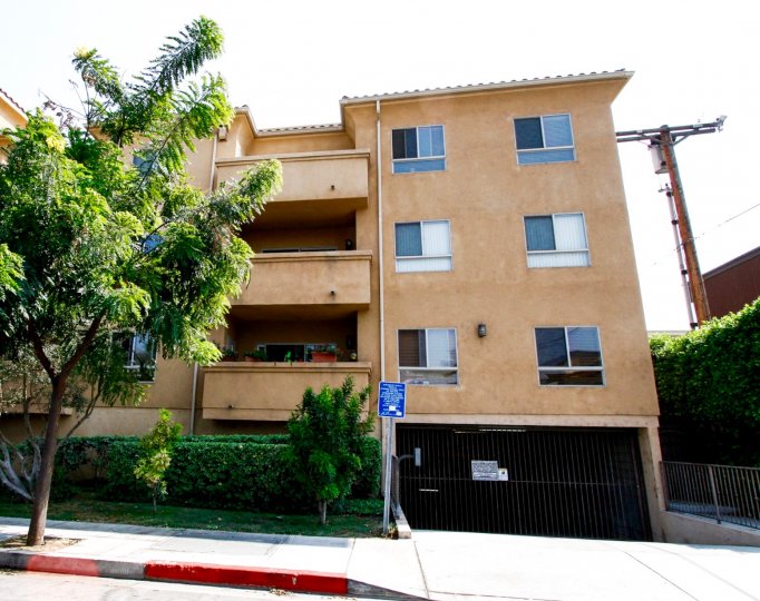 The balconies at 1515 Grismer Ave in Burbank California