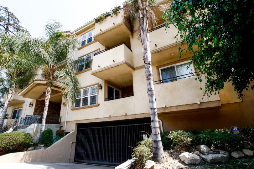 The balconies on the building at 650 E Palm Ave in Burbank California
