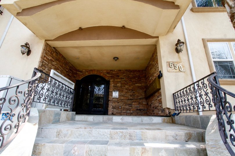 The entryway into 650 E Palm Ave