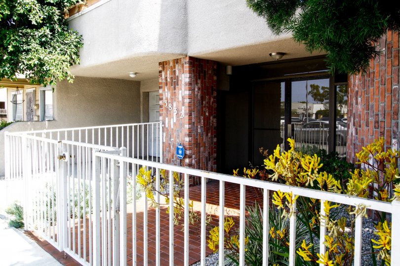 The entryway into 3832 Overland Ave in Culver City