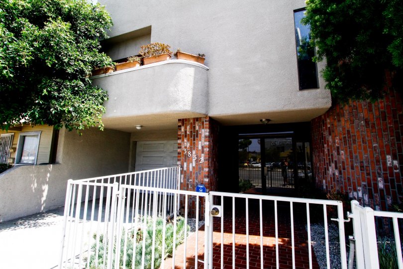 The entrance into 3832 Overland Ave in Culver City