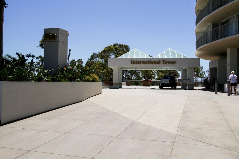 A porte coche at the entrance to International Tower