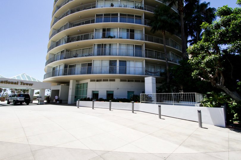Cars park under the porte coche near the lobby of International Tower