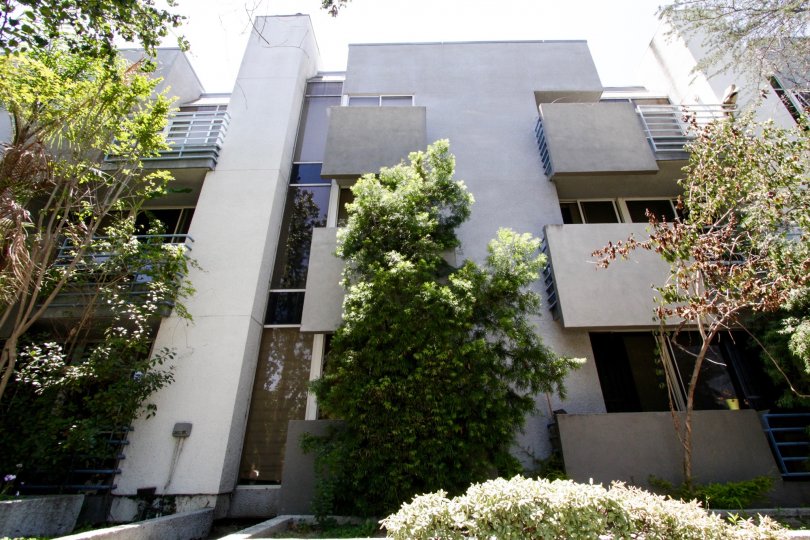 The side view of the building at 5151 Balboa Blvd
