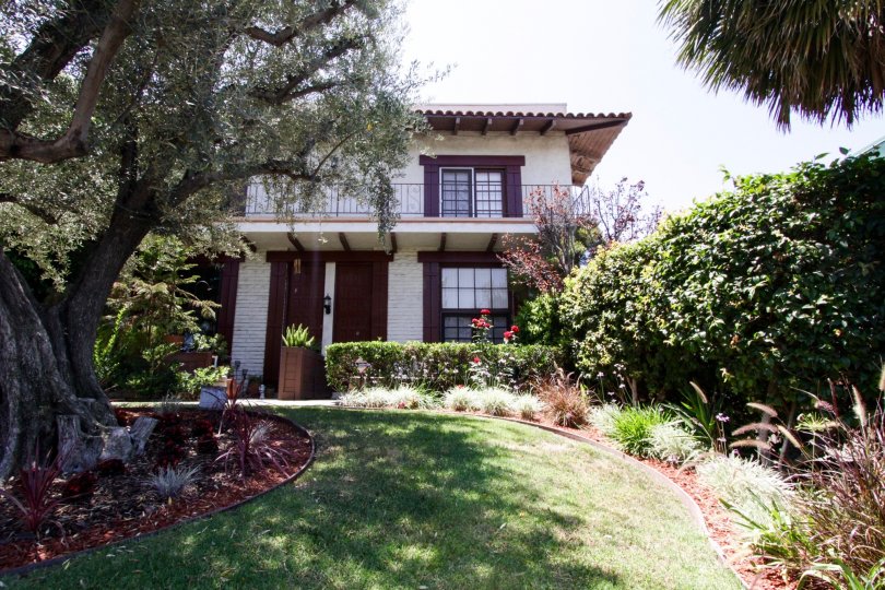The beautiful landscaping of 5229 Balboa Blvd in Encino