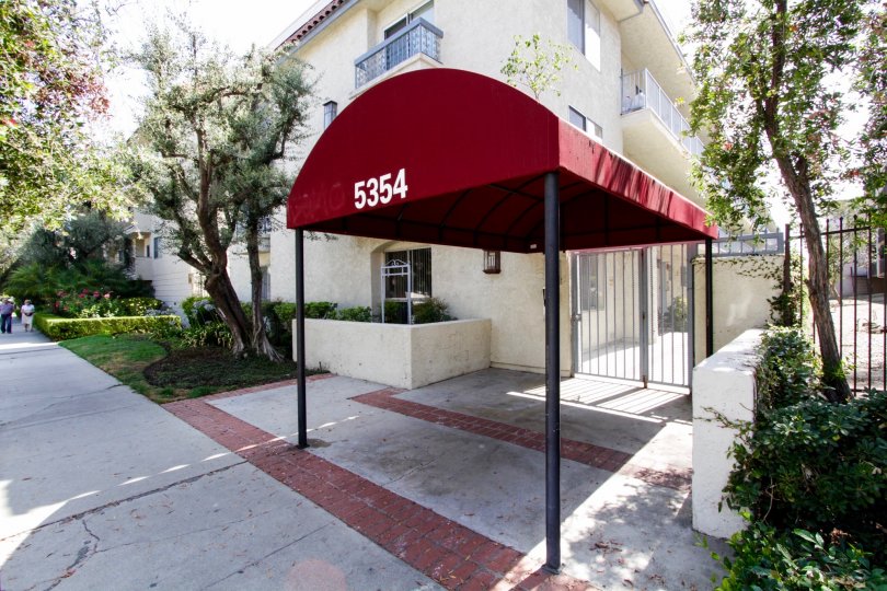 The covered entrance into 5334 Lindley Ave