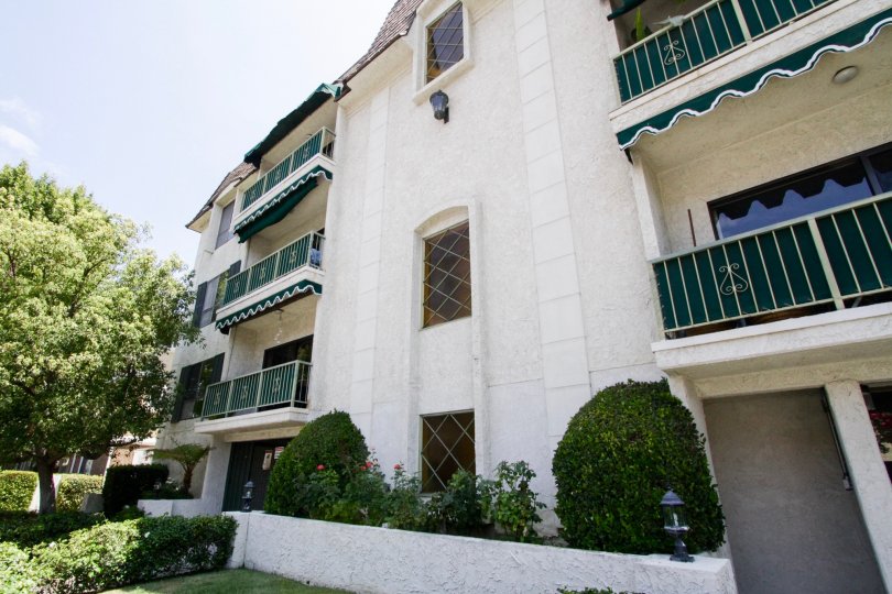 The side view of the building at 5416 Zelzah Ave