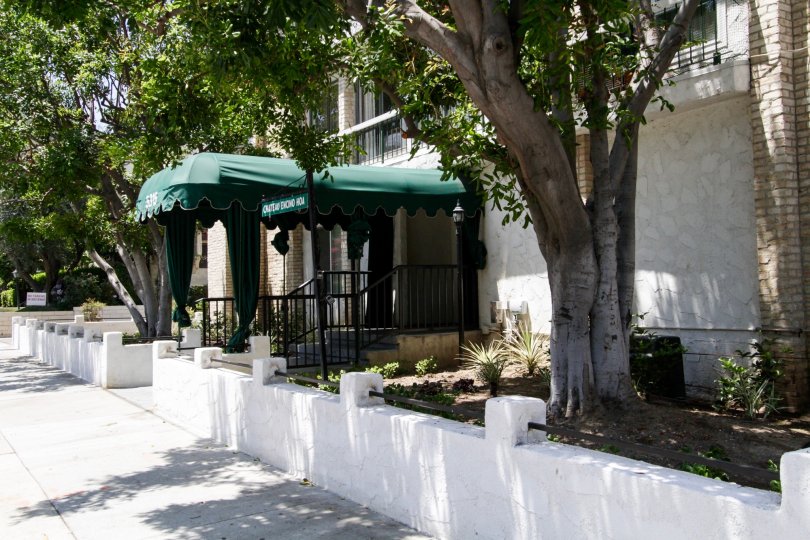 The landscaping around the Chateau Encino building