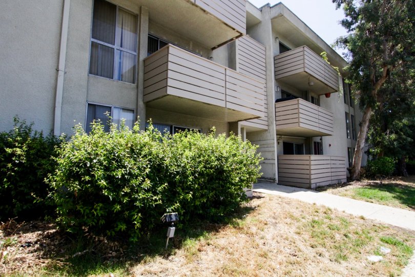 The side entrances into the various buildings within the Encino Concord Townhouses