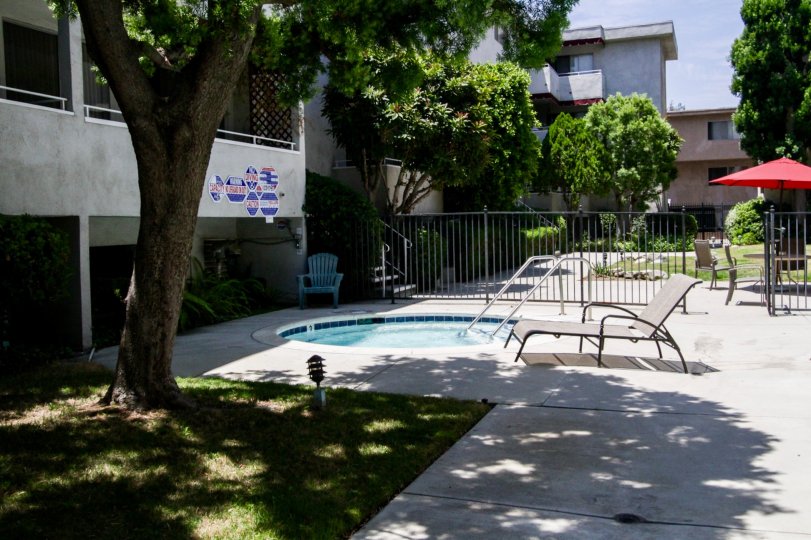 The hot tub area within Encino Gardens located in Encino