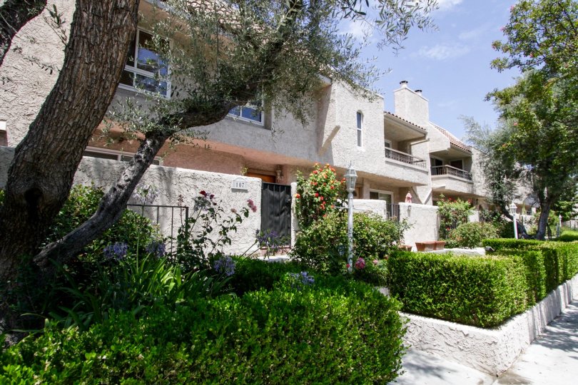 The private entrances for units within the Encino Plaza North