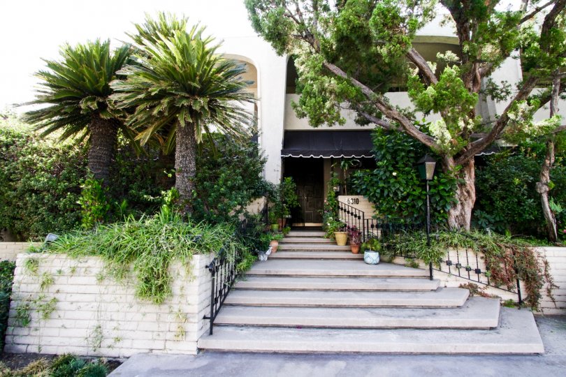 A covered entrance into the building at Echino Spa