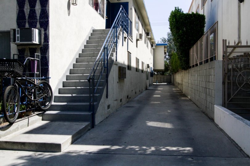 The alley between buidlings at the Mira Lago in North Hollywood