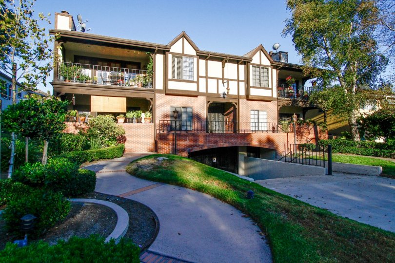 The building at 2606 Canada Blvd in Glendale California