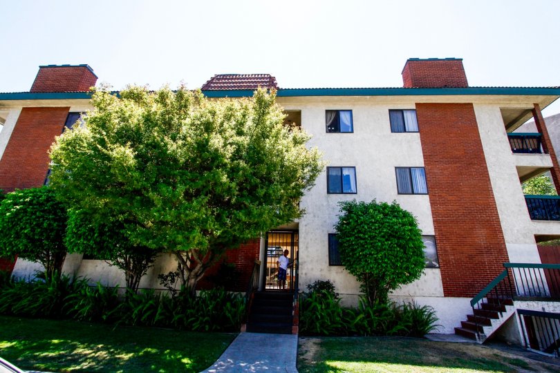 The entrance into Burchette Villas in Glendale California