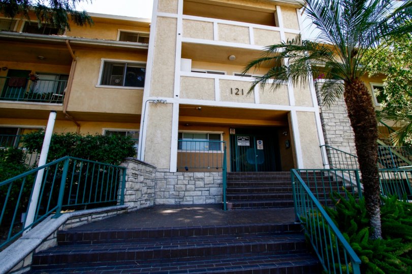 The entrance into Sincair Gardens in Glendale California