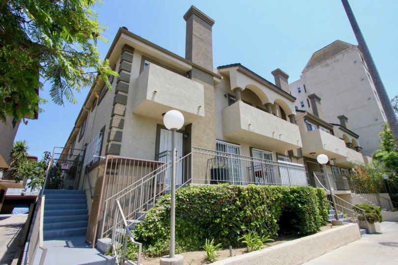 House of very modern structure with valcones of two brown columbas and white bars
