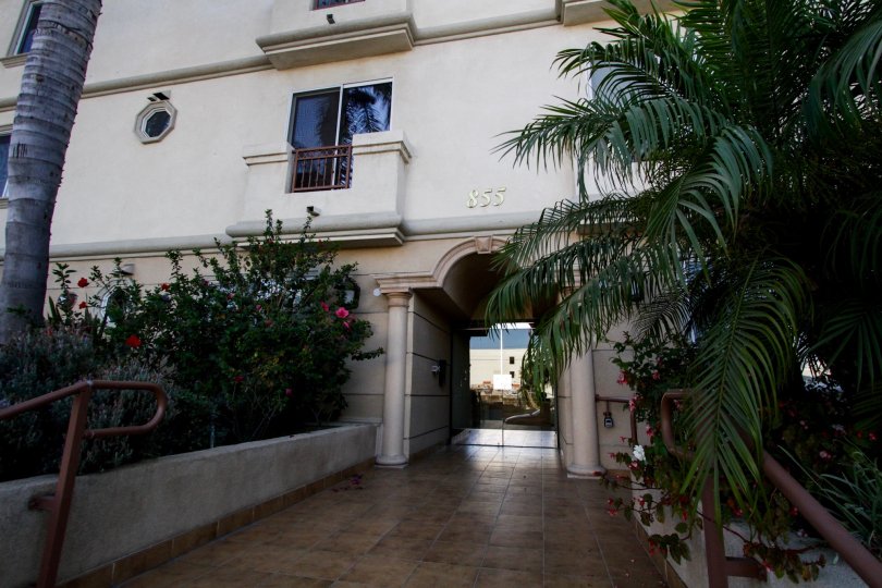 The entryway into the Hollywood Vista Villas in Hancock  Park