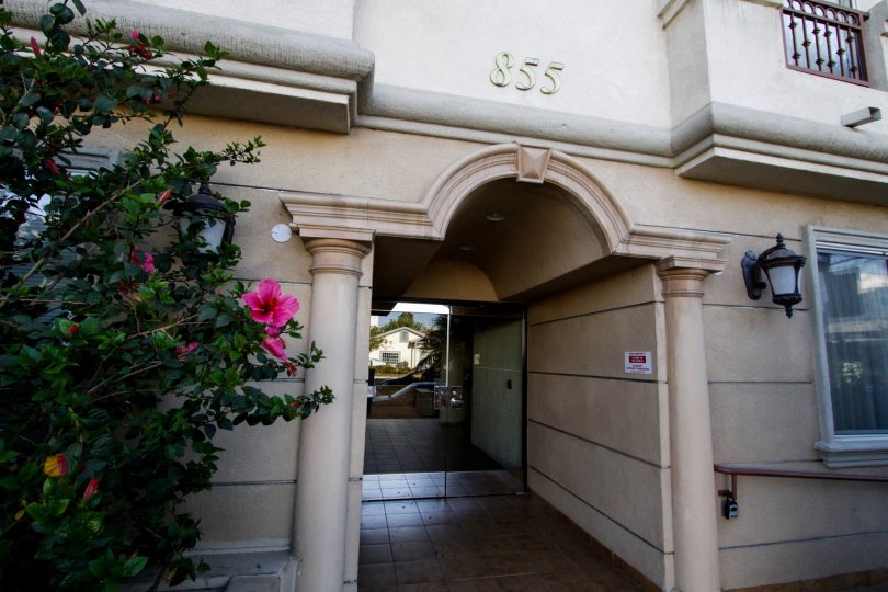 The entrance into Hollywood Vista Villas