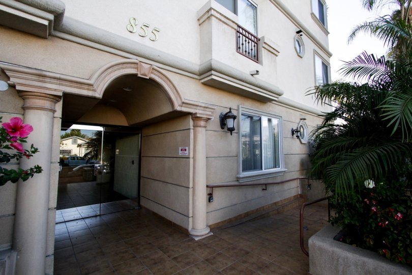 The arched entrance of Hollywood Vista Villas in Hancock Park