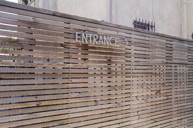 The word entrance with an arrow pointing at the direction to 611 N Bronson