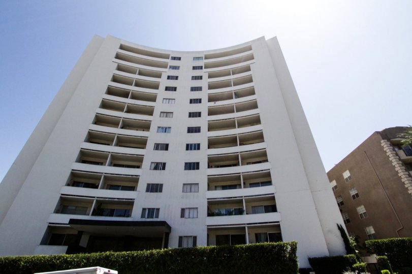 Building view of Franklin Towers in Hollywood California