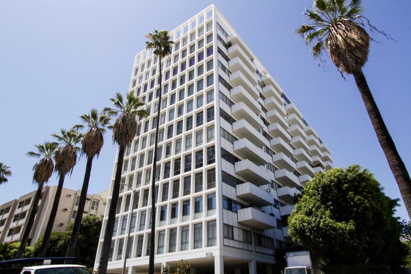 Hollywood Versailles Tower is a large condo building in Hollywood