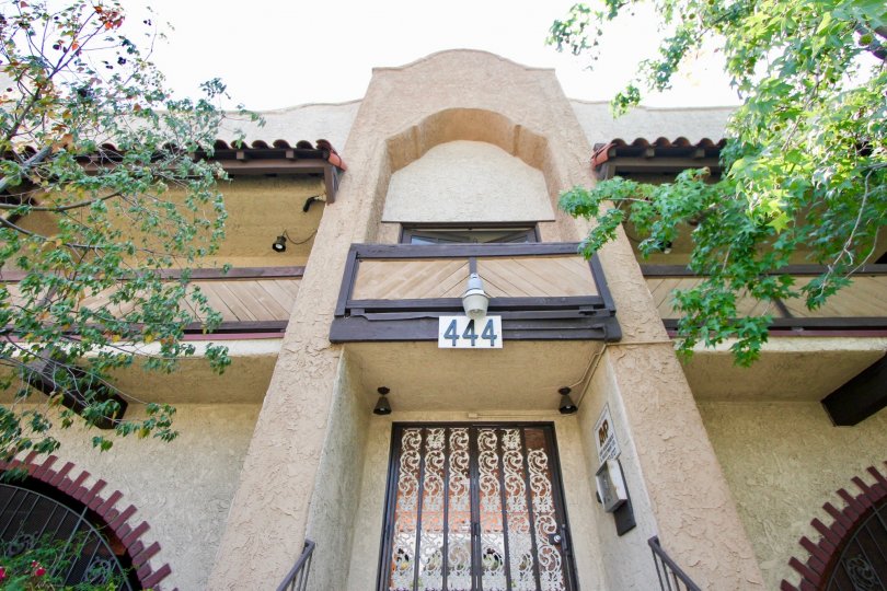 The building in Hancock townhomes of koreatown has the beautiful and unique entrance design.