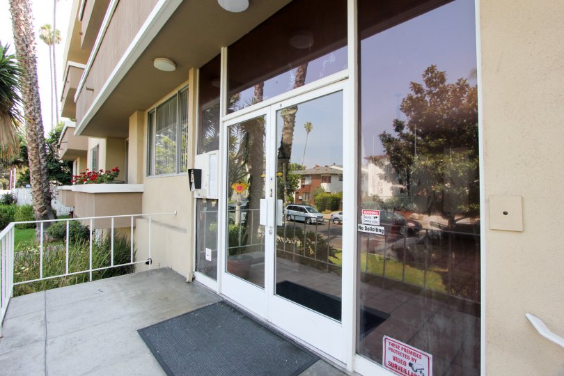 Amazingly simple and beautiful Harvard Townhouse entrance, Koreatown, california