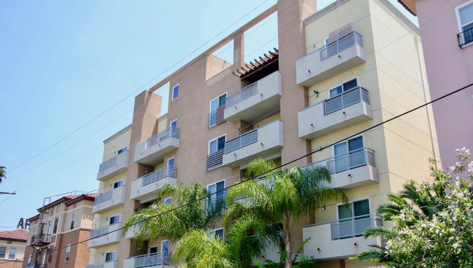 Oxford Villa apartments in the city of koreatown surrounded by Trees