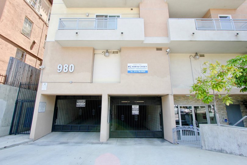 Welcoming Oxford Villa garages in Koreatown California