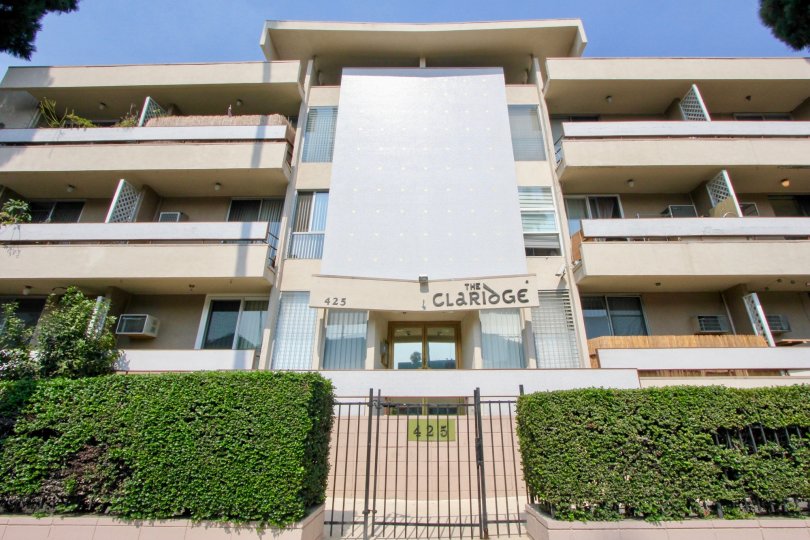 Entrance of the residential complex The claridge, with some beautiful creeks that cover the grids of the facade