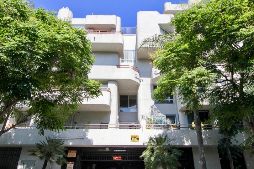 A sunny day at the front part of the Wellington Grande's community in Koreatown, CA