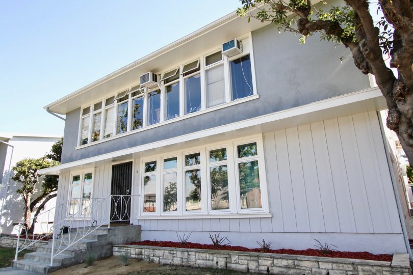 The windows in the building at 1014 E Carson St in Long Beach, California