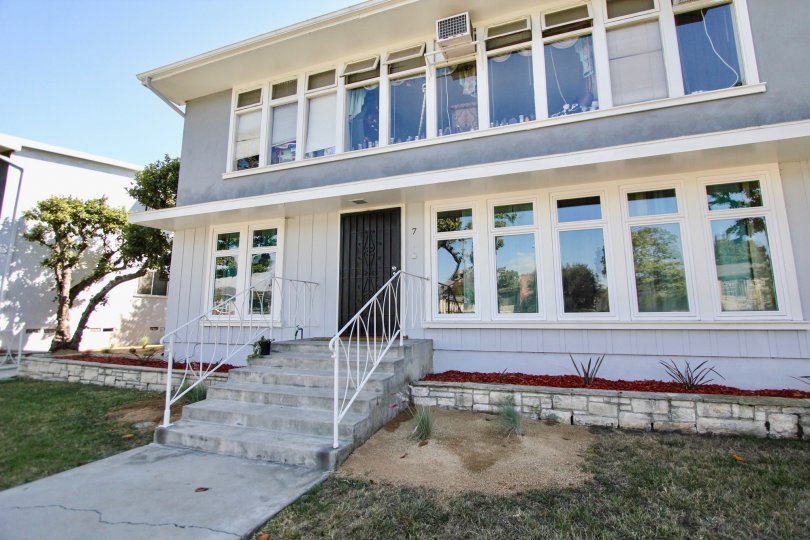 The stairs leading up to the entrance of 1014 E Carson St