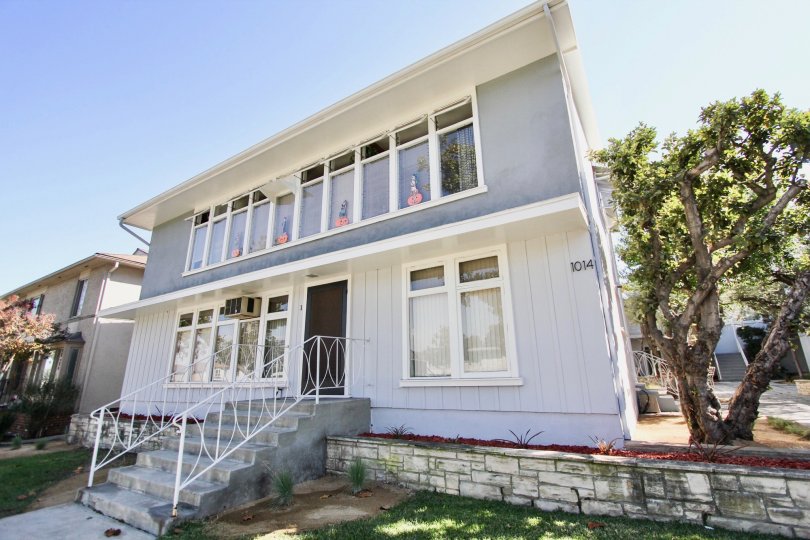The yard in front of 1014 E Carson St
