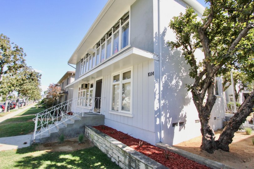 The view of the building at 1014 E Carson St