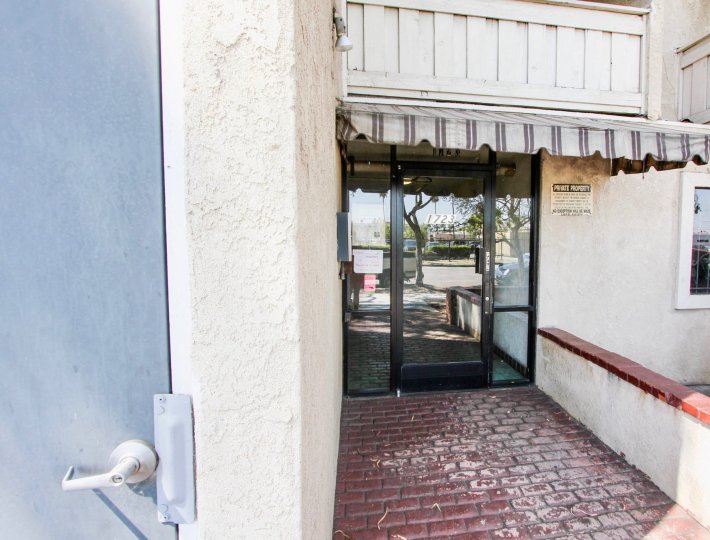 The entryway into 1723 Cedar Ave