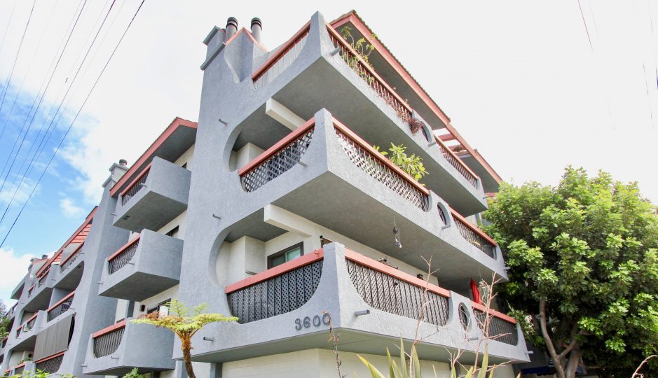 The end view of a four story apartment building in Loma Linda, Long Beach, California.